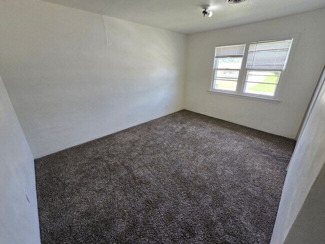 Building Photo - $1100 3 Bed 1 Bath Townhome
