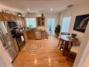 Building Photo - 642 Oak St