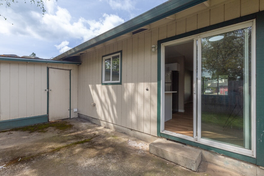 Building Photo - 110 SW Fleishauer Ln