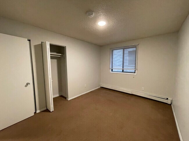 Building Photo - 504 S Van Buren St