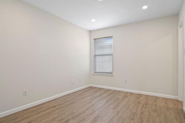 Building Photo - 101 Redwood Dr