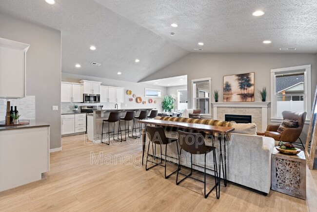 Building Photo - 5673 W Rockingham Dr