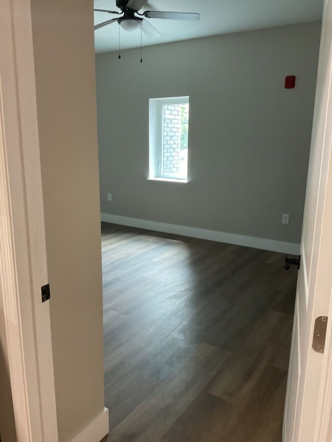 Building Photo - Newly renovated apartments