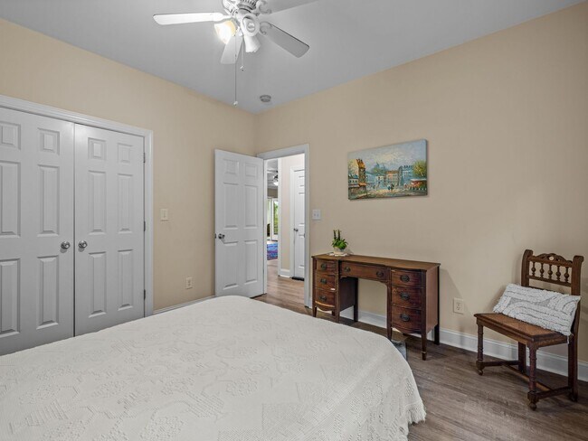 Building Photo - Beauty by the Water!