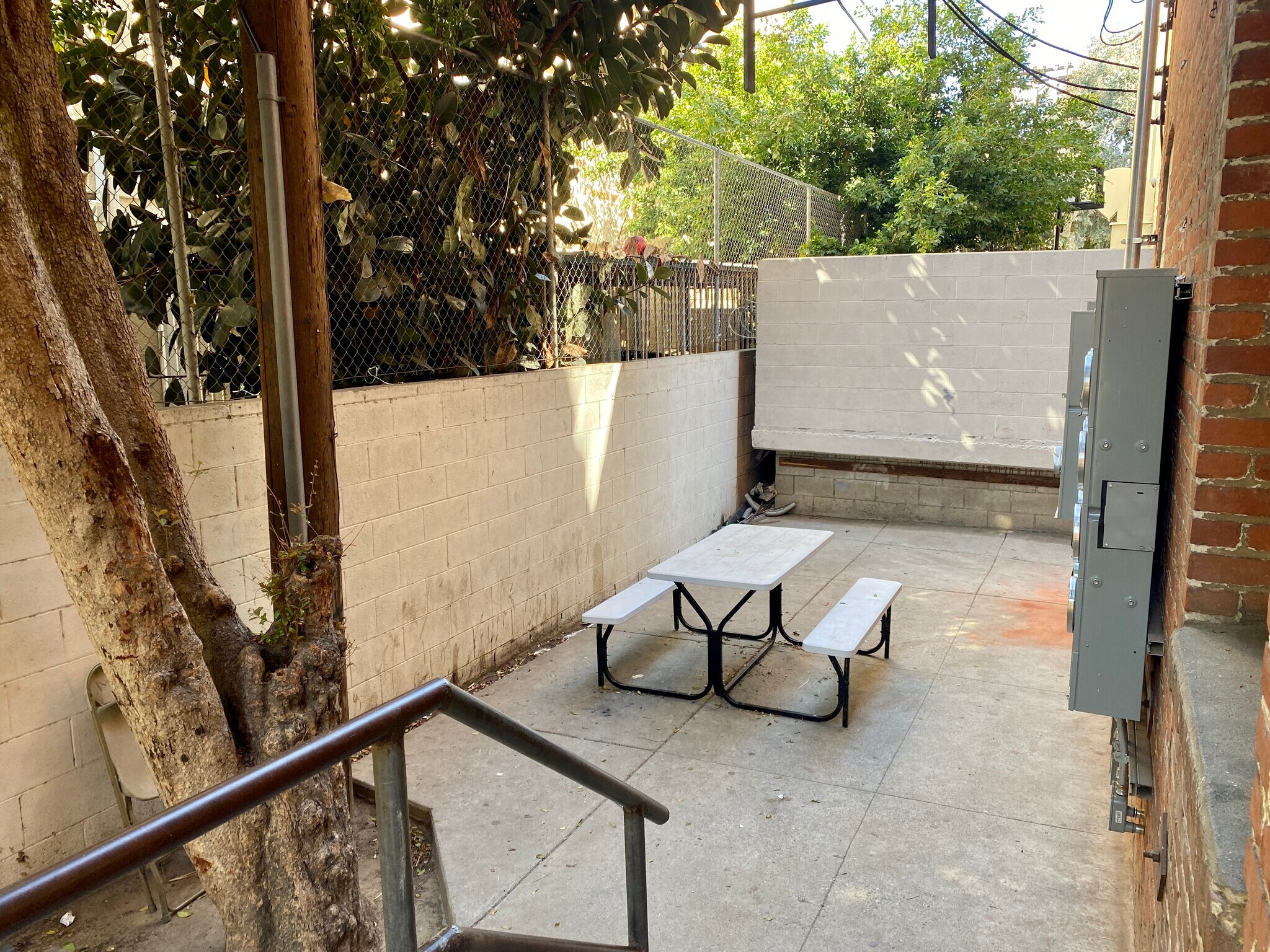 shared yard area behind builiding - 545 S Hobart Blvd