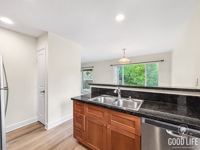 Building Photo - Beautiful 2BD/2BA Condo in La Jolla W/ Pri...