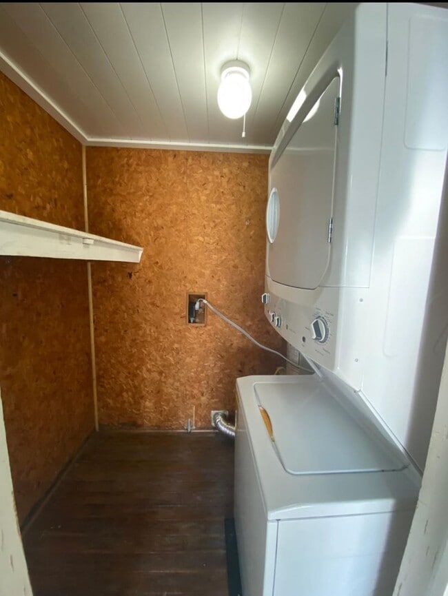 Building Photo - Charming 2-bedroom, 1 bathroom home.