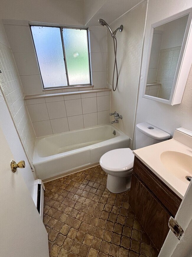 Building Photo - 2890 Montebello Dr W