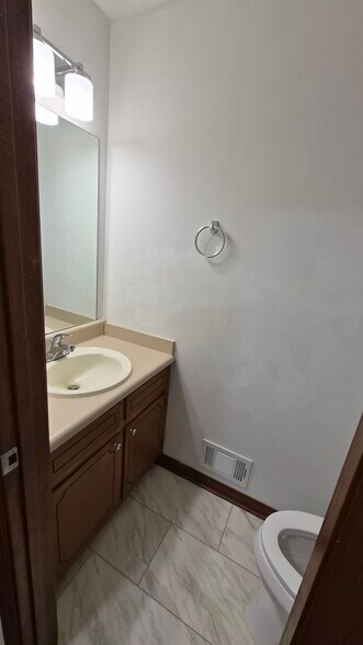 Building Photo - 490 Julius Dr