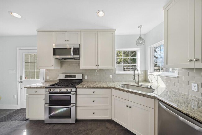 Building Photo - 4502 Rockwood Dr