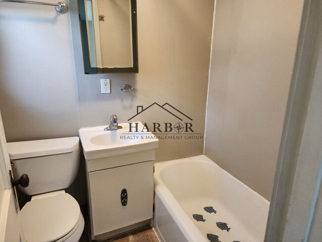 Building Photo - 806 15th St NE