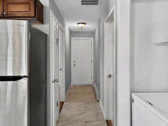 Building Photo - 247 Pilgrim Ave