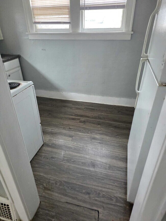 Building Photo - 2-Bedroom Gem on Barrie Avenue – Perfectly Quaint Living in Flint!