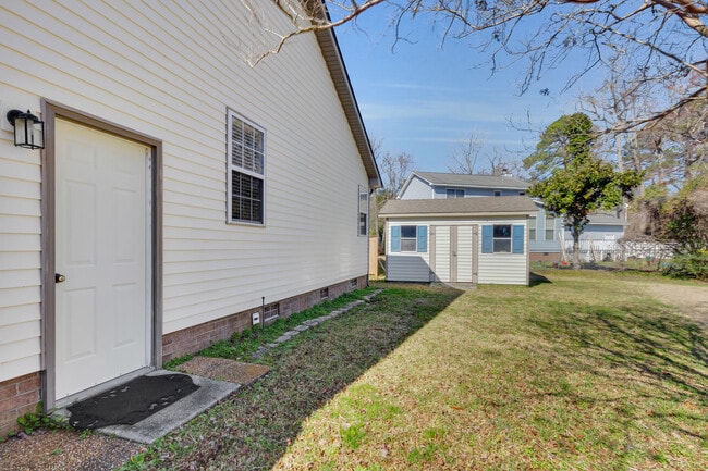 Building Photo - 705 E Hightree Ln