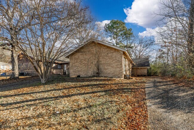 Building Photo - 6104 Meadowbrook Ln