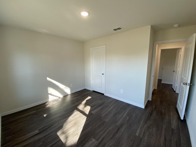 Building Photo - 104 Holiday Dr