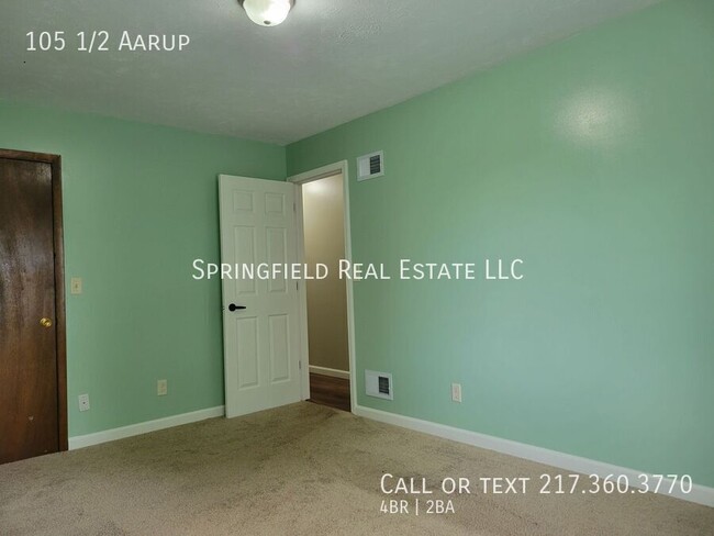 Building Photo - Spacious 4 Bed, 2 Bath Apartment with Mode...