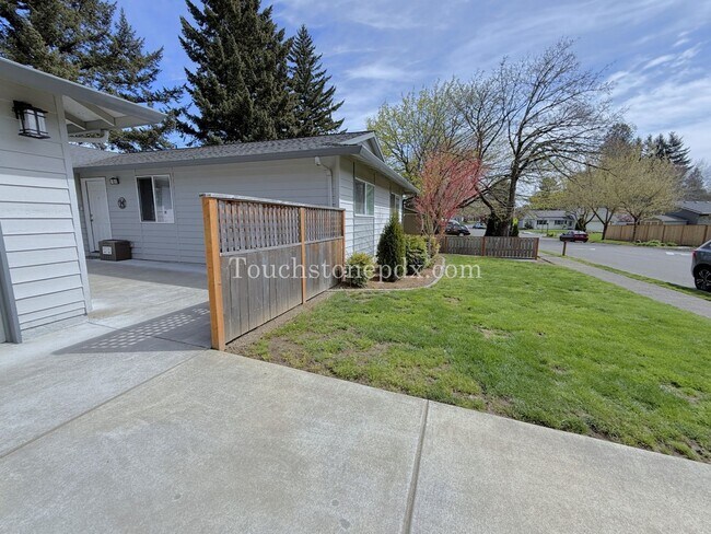 Building Photo - 119 SE Sweetbriar Ln