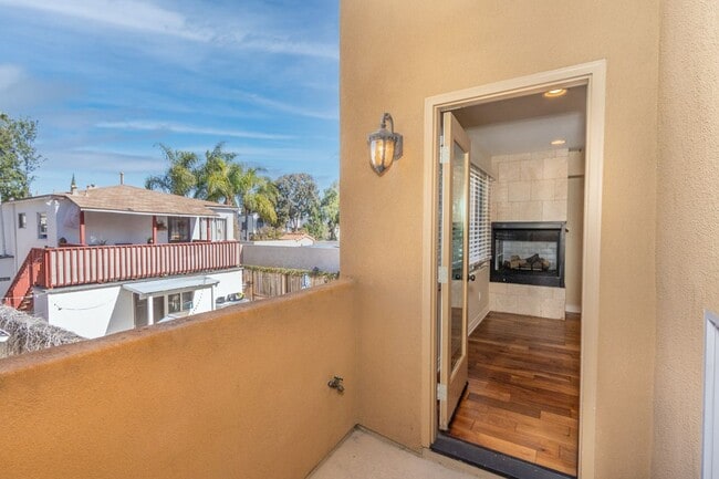 Building Photo - Beautiful 3 br/3.5ba Townhome in Pacific Beach Just Blocks to Crown Point Shores!