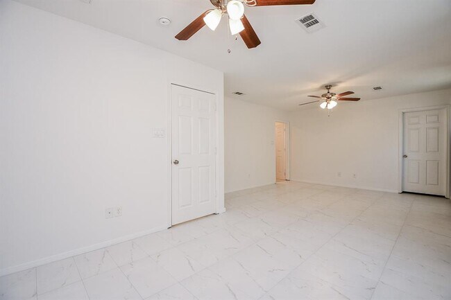 Building Photo - 9806 Larston St