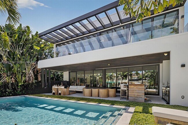 Building Photo - 620 Solar Isle Dr