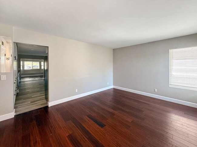 Building Photo - Newly Remodeled 3B 2BA Home w/ Putting Gre...