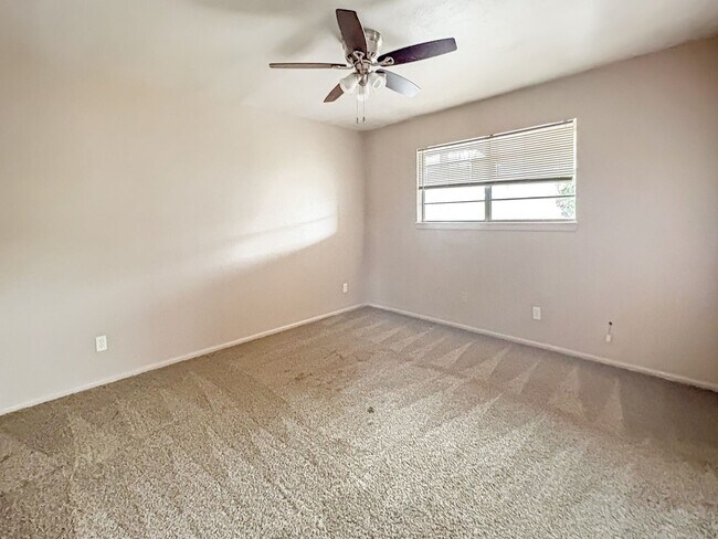 Building Photo - 615-617 East Sunset Circle