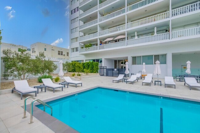 Building Photo - 999 N Doheny Dr