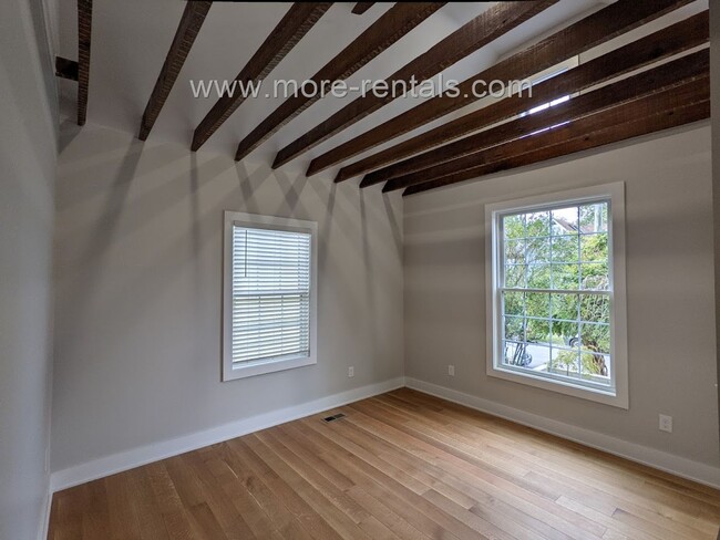 Building Photo - Beautifully renovated 2 bdr 2 ba house