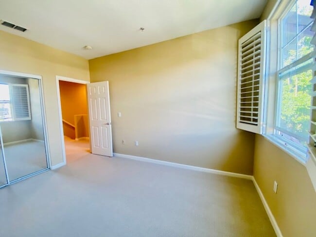 Building Photo - Beautiful 3BD/3BA, Two-Story Corner Unit C...