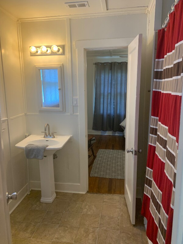 Building Photo - 614 W Lee Ave