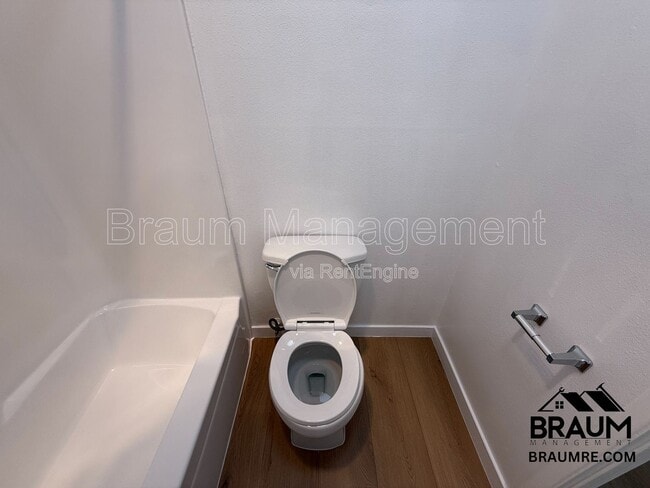 Building Photo - 5461 Kester Ave