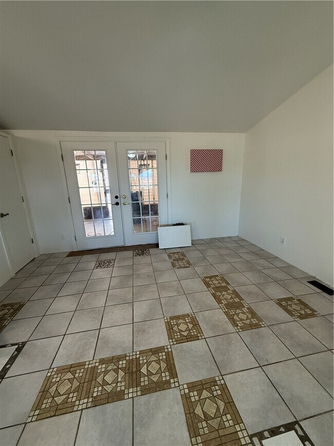 Building Photo - 4060 La Mesa Rd
