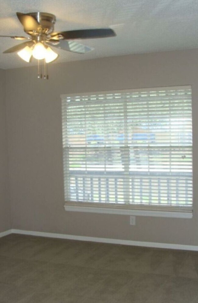 Building Photo - 1 Bed 1 Bath | Central Air | Community Pool | Section 8 Welcome