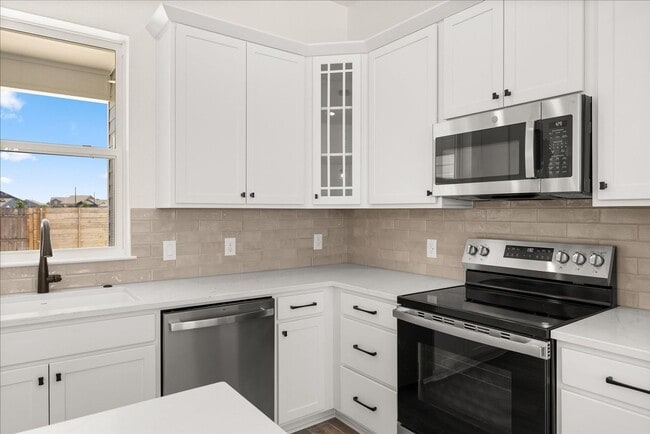 Building Photo - Bright, Spacious, & Beautifully Designed 1 bed 1.5 bath