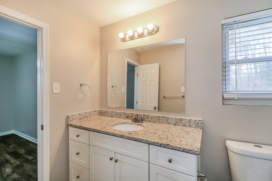 Building Photo - 694 Dixon Rd