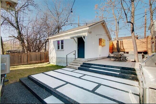 Building Photo - 2104 E 8th St