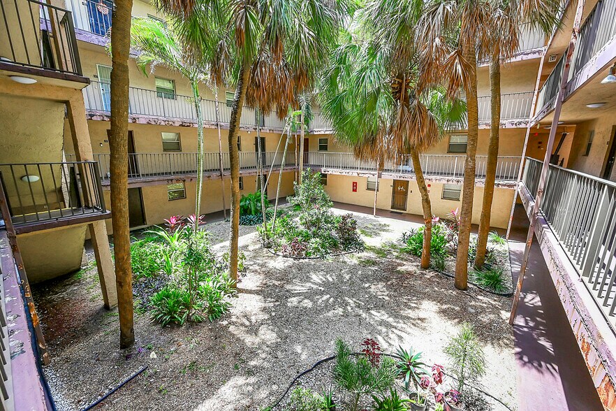 Building Photo - 2840 Somerset Dr