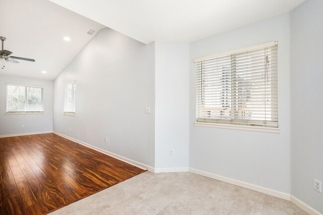 Building Photo - Beautiful 3 bed / 2 bath duplex in Uptown Neighborhood!