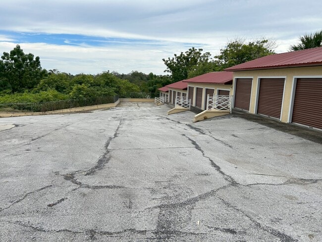 Building Photo - 1/1 Upper Duplex Available