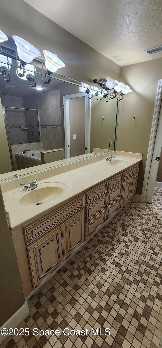 Building Photo - 2577 Sykes Creek Dr
