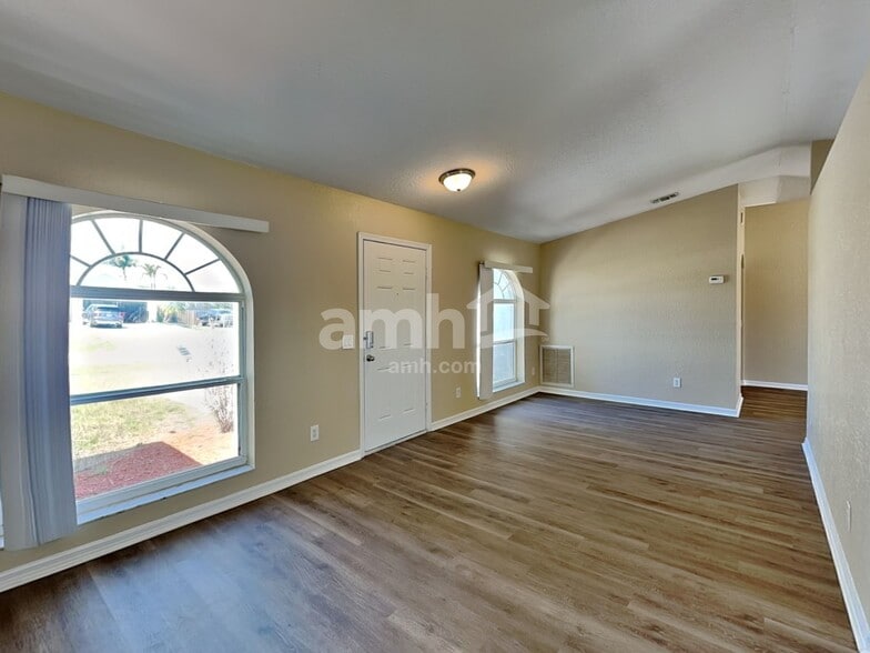 Building Photo - 3965 SW Laffite St