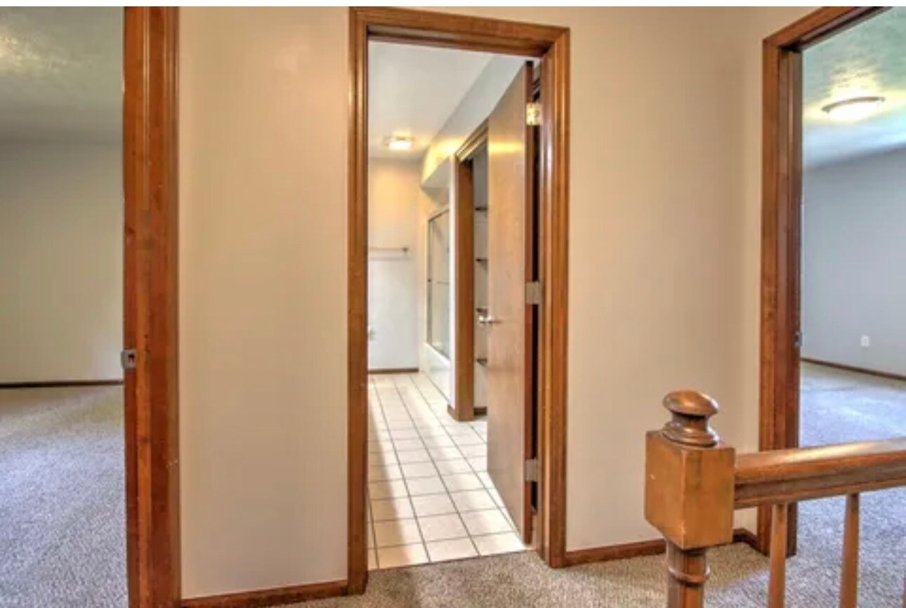 Upstairs full bathroom - 8653 Refugee Rd
