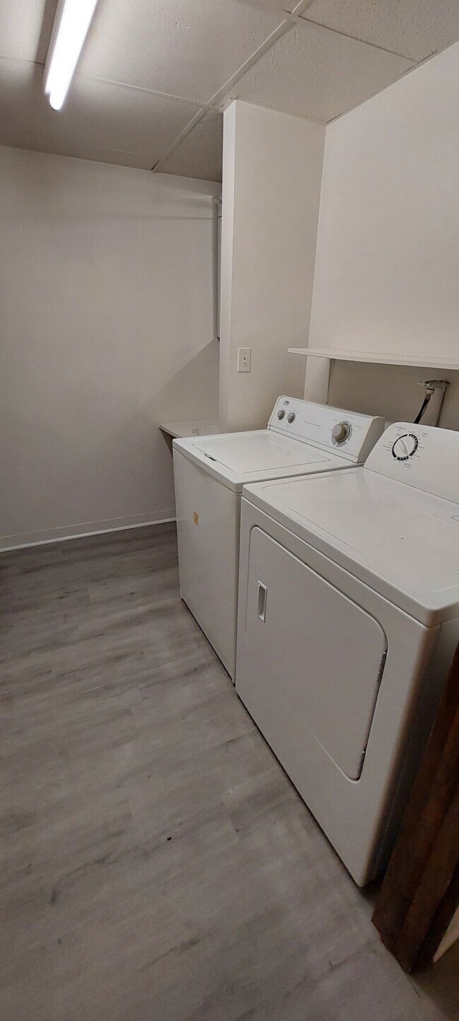 Building Photo - (1614 8th Ave)