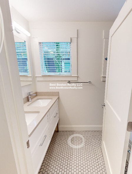 Building Photo - 208-210 Banks St. Unit 2