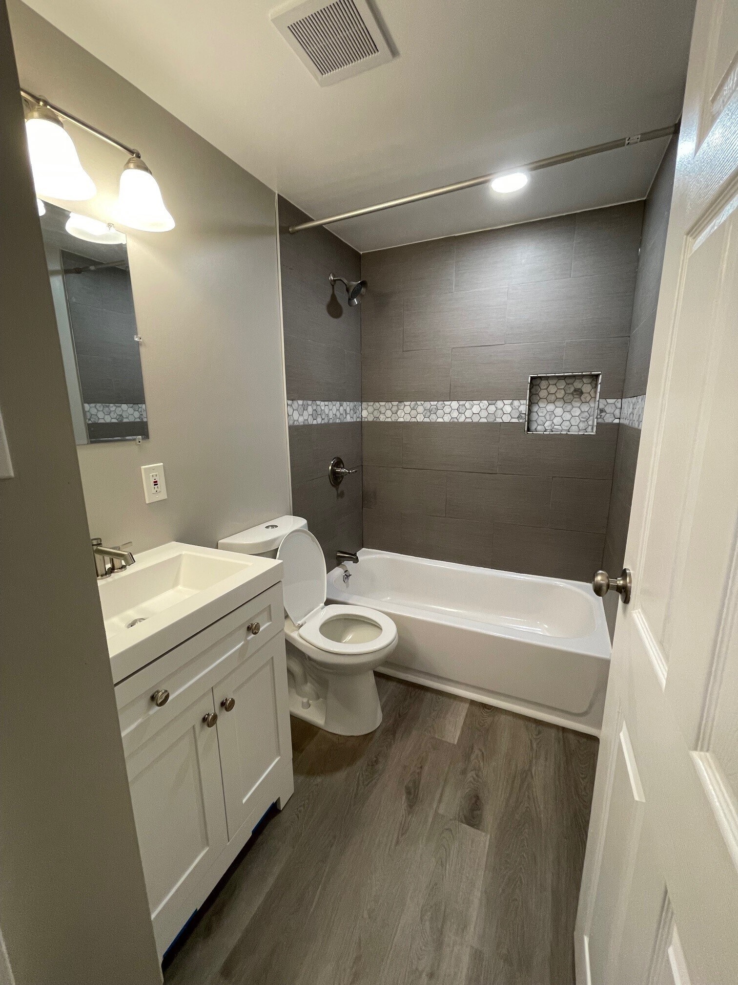 Full Bath (3/4) - 1900 Dutch Village Dr