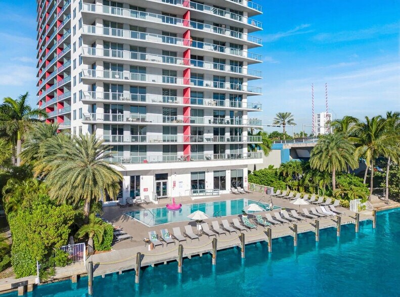 Building Photo - 2602 E Hallandale Beach Blvd