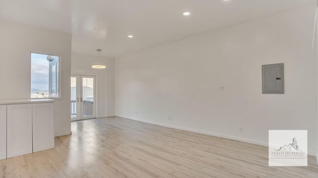Building Photo - 2610-2612-2612 Greenwich St