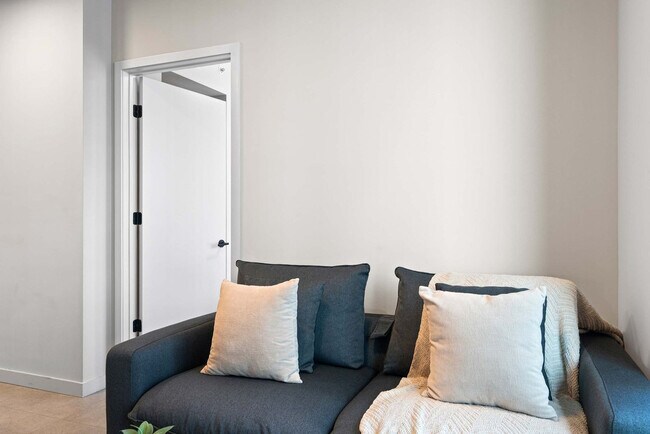 Building Photo - 121 NE 5th St