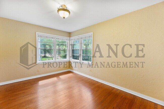 Building Photo - 1014 N Yale Ave
